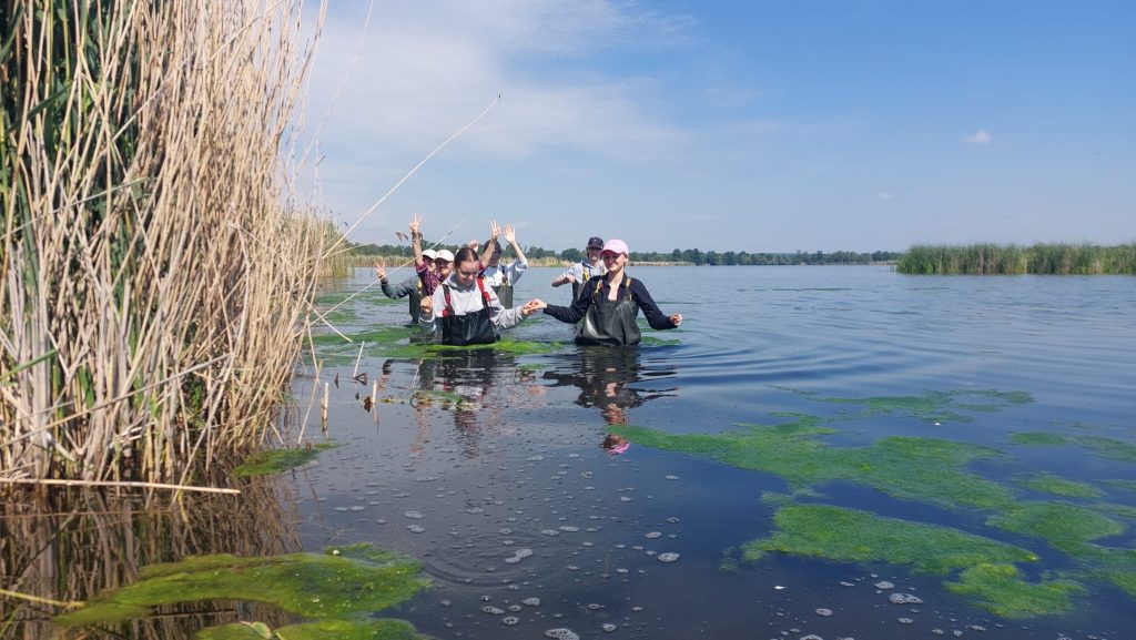 studenci w wodzie